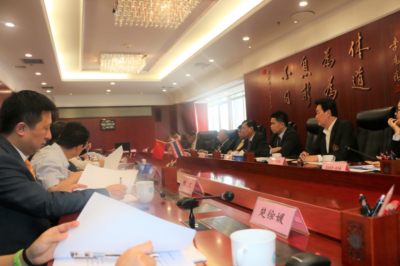 รอบรั้วกันเกรา : มนพ. ลงนามความร่วมมือกับ 3 องค์กรชั้นนำในจีน เพื่อแลกเปลี่ยนงานวิจัย-คณาจารย์-นักศึกษา