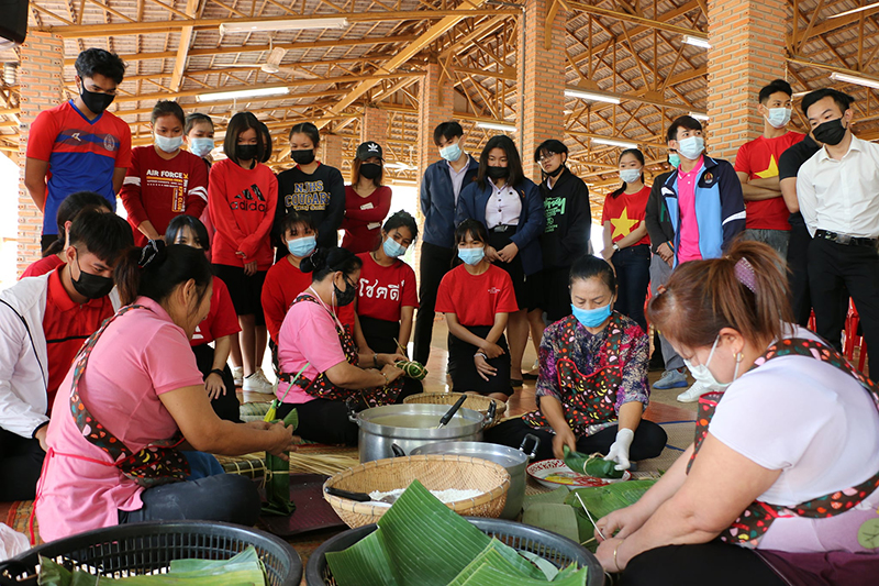 กิจกรรมสานสัมพันธ์ ระหว่าง นศ.ม.นครพนมกับชุมชน เพื่อเรียนรู้ประเพณีห่อข้าวต้มเวียดนามเนื่องในโอกาสต้อนรับปีใหม่เวียดนามและตรุษจีน
