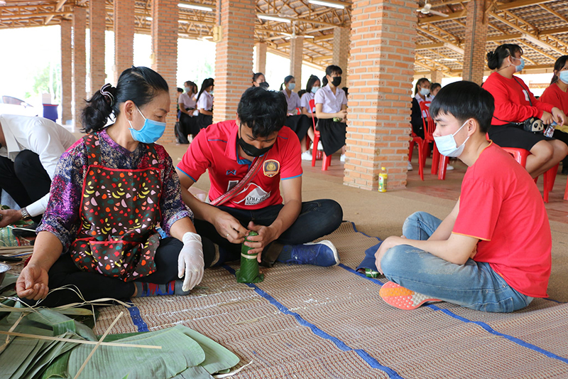กิจกรรมสานสัมพันธ์ ระหว่าง นศ.ม.นครพนมกับชุมชน เพื่อเรียนรู้ประเพณีห่อข้าวต้มเวียดนามเนื่องในโอกาสต้อนรับปีใหม่เวียดนามและตรุษจีน