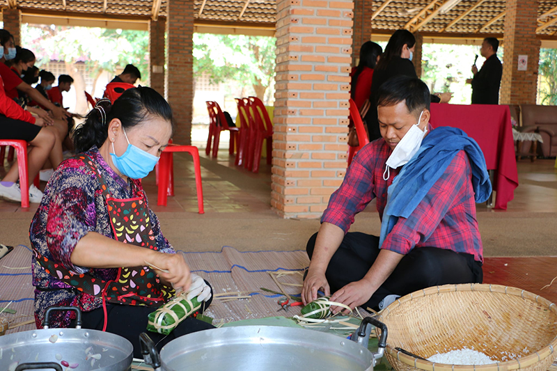 กิจกรรมสานสัมพันธ์ ระหว่าง นศ.ม.นครพนมกับชุมชน เพื่อเรียนรู้ประเพณีห่อข้าวต้มเวียดนามเนื่องในโอกาสต้อนรับปีใหม่เวียดนามและตรุษจีน