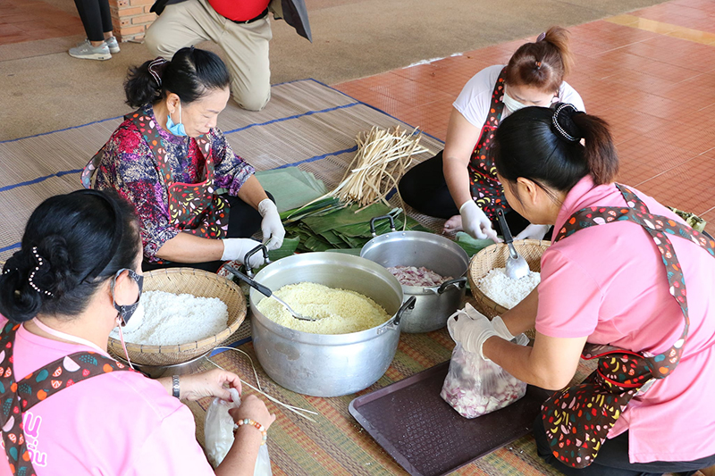 กิจกรรมสานสัมพันธ์ ระหว่าง นศ.ม.นครพนมกับชุมชน เพื่อเรียนรู้ประเพณีห่อข้าวต้มเวียดนามเนื่องในโอกาสต้อนรับปีใหม่เวียดนามและตรุษจีน