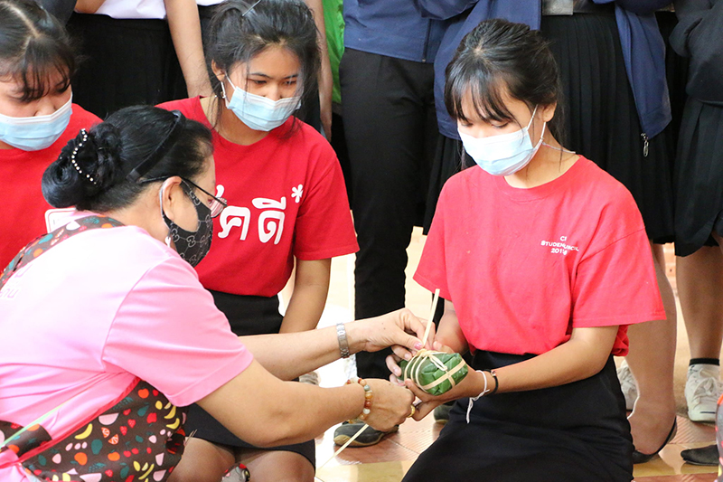 กิจกรรมสานสัมพันธ์ ระหว่าง นศ.ม.นครพนมกับชุมชน เพื่อเรียนรู้ประเพณีห่อข้าวต้มเวียดนามเนื่องในโอกาสต้อนรับปีใหม่เวียดนามและตรุษจีน