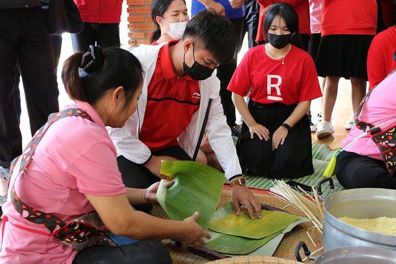 กิจกรรมสานสัมพันธ์ ระหว่าง นศ.ม.นครพนมกับชุมชน เพื่อเรียนรู้ประเพณีห่อข้าวต้มเวียดนามเนื่องในโอกาสต้อนรับปีใหม่เวียดนามและตรุษจีน