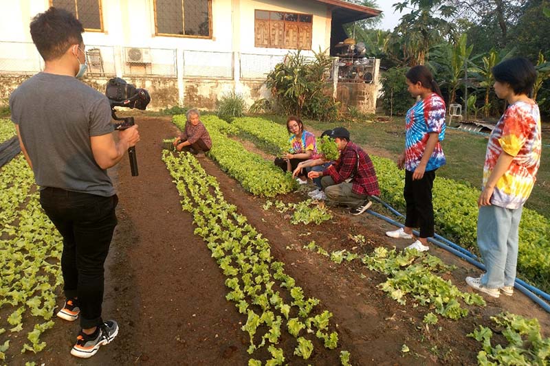 กลุ่มอาจารย์และนักศึกษา ม.นครพนม ลงพื้นที่ถ่ายทำคลิปโปรโมทการท่องเที่ยวหมู่บ้านมิตรภาพไทย-เวียดนาม ชุมชนบ้านนาจอก จ.นครพนม