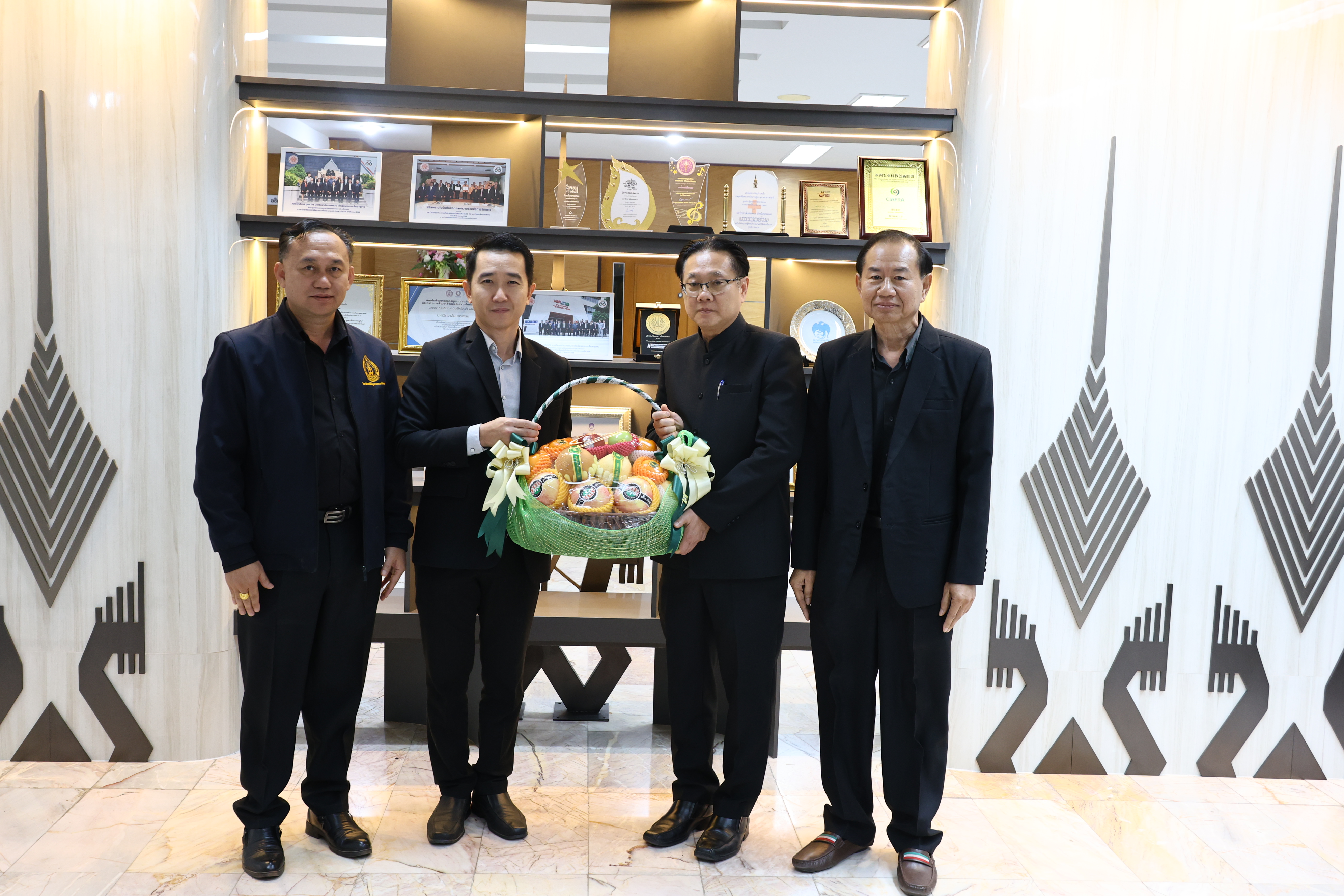 คณาจารย์ผู้รับผิดชอบหลักสูตร ป.บัณฑิต คณะครุศาสตร์ ม.นครพนม เข้าพบสวัสดีปีใหม่อธิการบดีมหาวิทยาลัยนครพนม