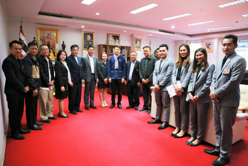 มนพ. มอบกระเช้าปีใหม่หัวหน้าส่วนราชการจังหวัดนครพนมเนื่องในวันขึ้นปีใหม่