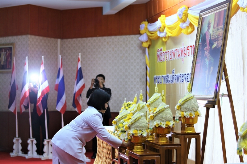 มนพ. วางพานพุ่มถวายราชสักการะพระบรมฉายาลักษณ์ รัชกาลที่ 4 “พระบิดาแห่งวิทยาศาสตร์ไทย”