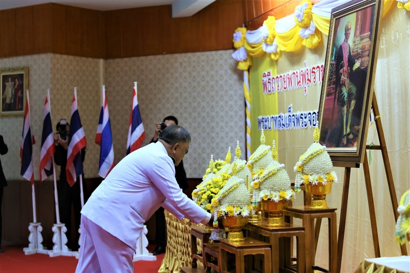 มนพ. วางพานพุ่มถวายราชสักการะพระบรมฉายาลักษณ์ รัชกาลที่ 4 “พระบิดาแห่งวิทยาศาสตร์ไทย”