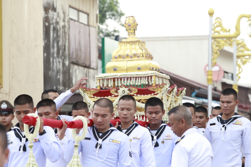 มนพ. ร่วมพิธีสมโภชยกยอดน้ำค้างทองคำ กระดิ่งทองคำชัยมงคล และดอกบัวทองคำ ประดิษฐานบนยอดพระธาตุพนมบรมเจดีย์