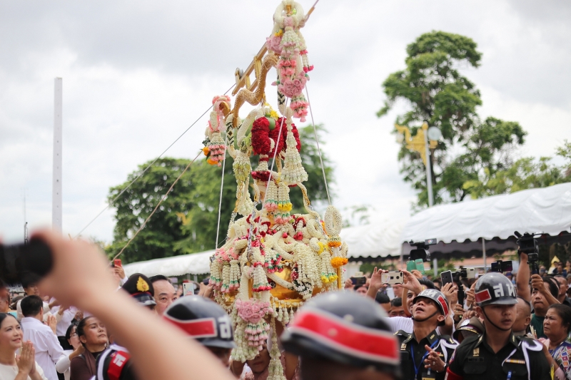 มนพ. ร่วมพิธีสมโภชยกยอดน้ำค้างทองคำ กระดิ่งทองคำชัยมงคล และดอกบัวทองคำ ประดิษฐานบนยอดพระธาตุพนมบรมเจดีย์