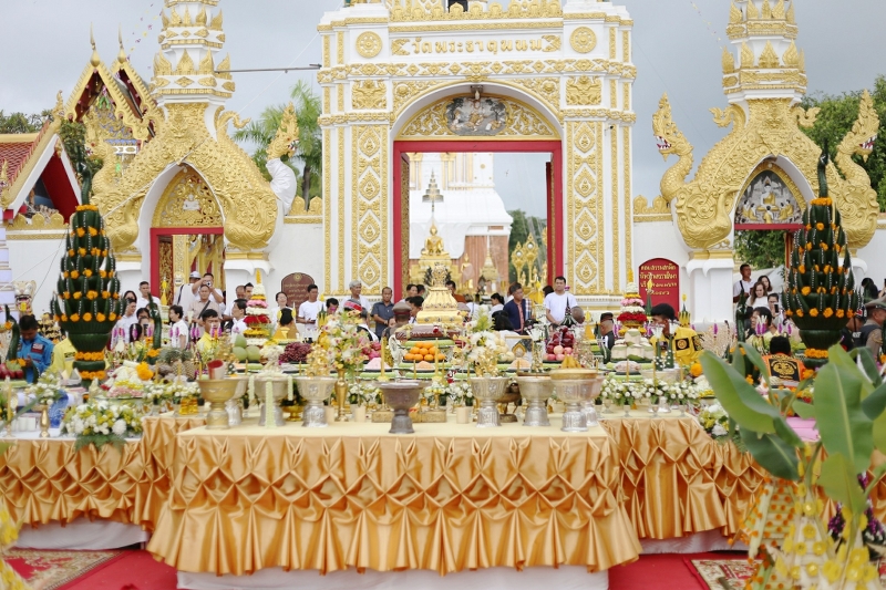 มนพ. ร่วมพิธีสมโภชยกยอดน้ำค้างทองคำ กระดิ่งทองคำชัยมงคล และดอกบัวทองคำ ประดิษฐานบนยอดพระธาตุพนมบรมเจดีย์