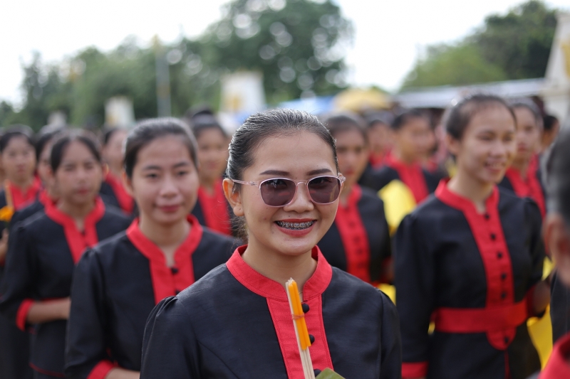 มนพ. ร่วมพิธีสมโภชยกยอดน้ำค้างทองคำ กระดิ่งทองคำชัยมงคล และดอกบัวทองคำ ประดิษฐานบนยอดพระธาตุพนมบรมเจดีย์