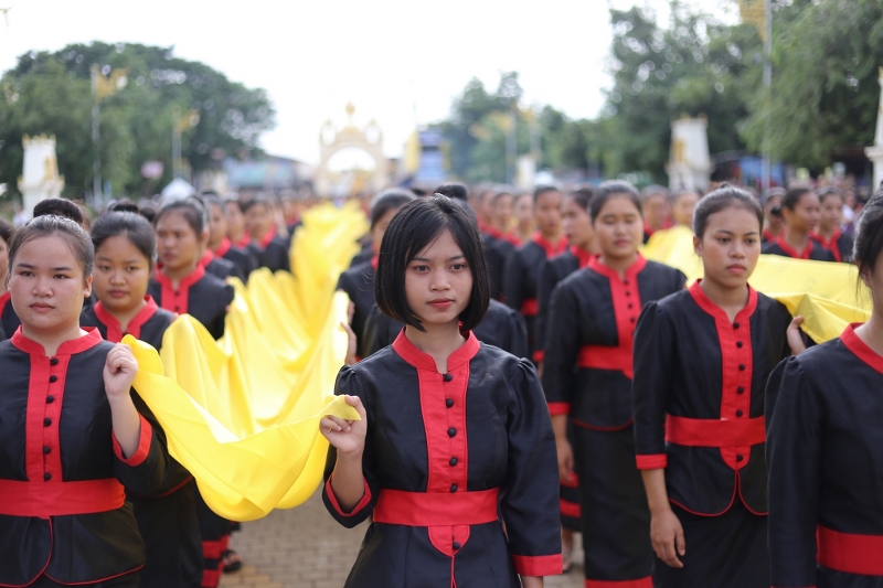 มนพ. ร่วมพิธีสมโภชยกยอดน้ำค้างทองคำ กระดิ่งทองคำชัยมงคล และดอกบัวทองคำ ประดิษฐานบนยอดพระธาตุพนมบรมเจดีย์