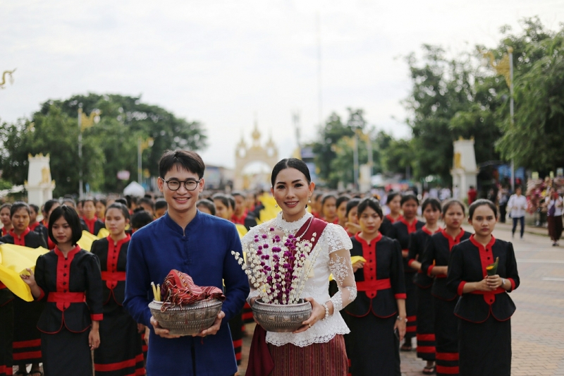 มนพ. ร่วมพิธีสมโภชยกยอดน้ำค้างทองคำ กระดิ่งทองคำชัยมงคล และดอกบัวทองคำ ประดิษฐานบนยอดพระธาตุพนมบรมเจดีย์