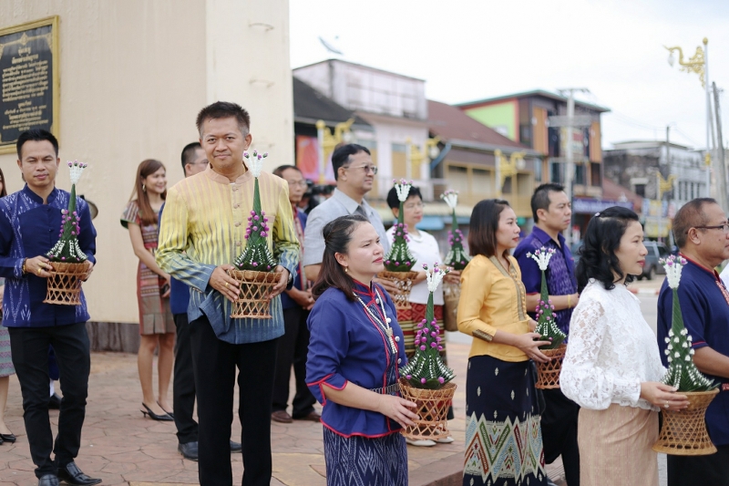 มนพ. ร่วมพิธีสมโภชยกยอดน้ำค้างทองคำ กระดิ่งทองคำชัยมงคล และดอกบัวทองคำ ประดิษฐานบนยอดพระธาตุพนมบรมเจดีย์
