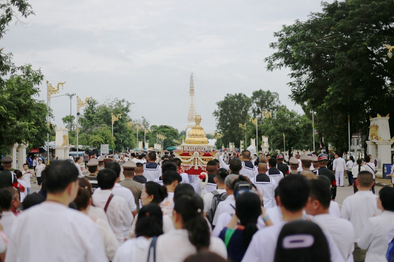 มนพ. ร่วมพิธีสมโภชยกยอดน้ำค้างทองคำ กระดิ่งทองคำชัยมงคล และดอกบัวทองคำ ประดิษฐานบนยอดพระธาตุพนมบรมเจดีย์