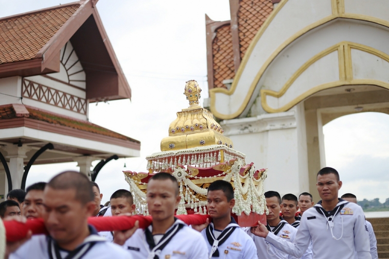 มนพ. ร่วมพิธีสมโภชยกยอดน้ำค้างทองคำ กระดิ่งทองคำชัยมงคล และดอกบัวทองคำ ประดิษฐานบนยอดพระธาตุพนมบรมเจดีย์