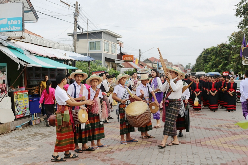 มนพ. ร่วมพิธีสมโภชยกยอดน้ำค้างทองคำ กระดิ่งทองคำชัยมงคล และดอกบัวทองคำ ประดิษฐานบนยอดพระธาตุพนมบรมเจดีย์