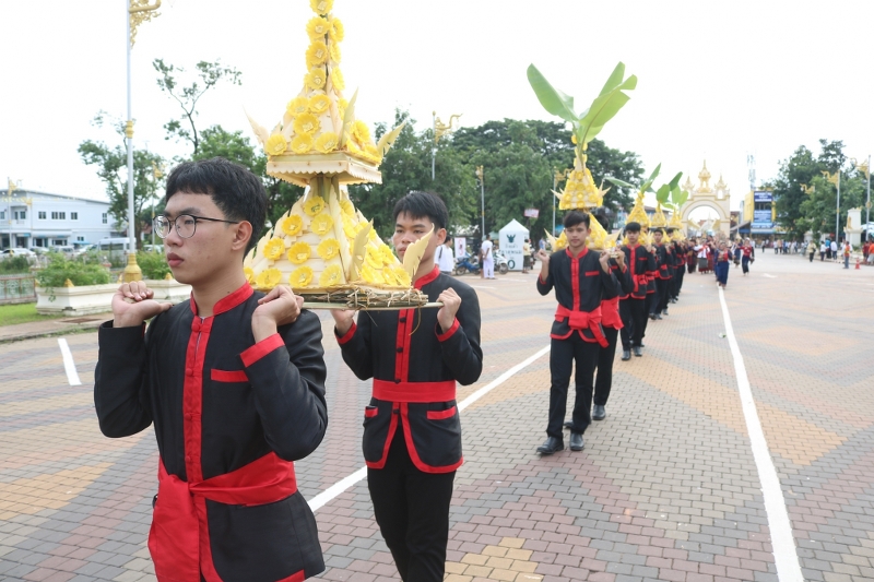 มนพ. ร่วมพิธีสมโภชยกยอดน้ำค้างทองคำ กระดิ่งทองคำชัยมงคล และดอกบัวทองคำ ประดิษฐานบนยอดพระธาตุพนมบรมเจดีย์