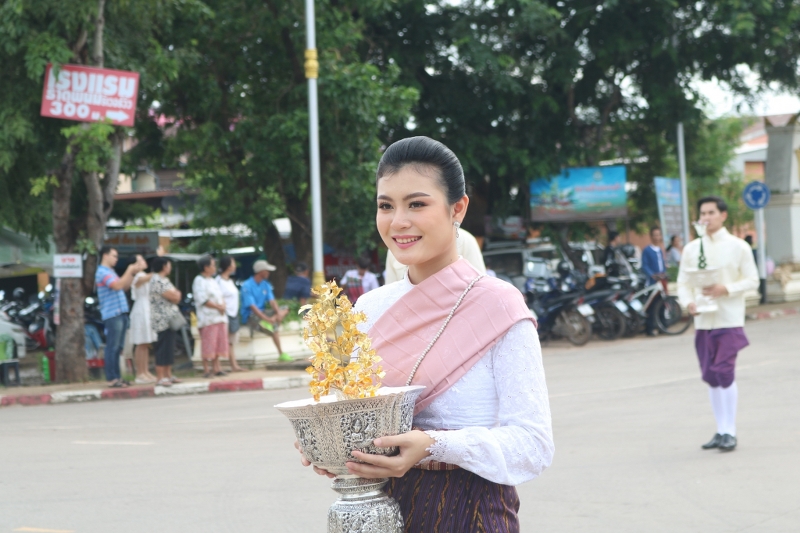 มนพ. ร่วมพิธีสมโภชยกยอดน้ำค้างทองคำ กระดิ่งทองคำชัยมงคล และดอกบัวทองคำ ประดิษฐานบนยอดพระธาตุพนมบรมเจดีย์