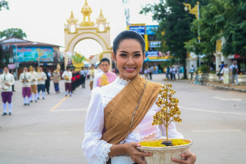 มนพ. ร่วมพิธีสมโภชยกยอดน้ำค้างทองคำ กระดิ่งทองคำชัยมงคล และดอกบัวทองคำ ประดิษฐานบนยอดพระธาตุพนมบรมเจดีย์