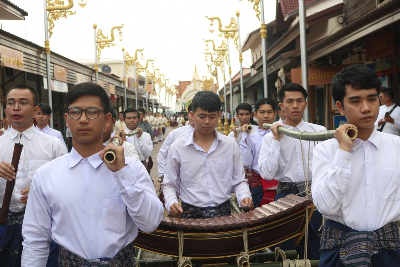 มนพ. ร่วมพิธีสมโภชยกยอดน้ำค้างทองคำ กระดิ่งทองคำชัยมงคล และดอกบัวทองคำ ประดิษฐานบนยอดพระธาตุพนมบรมเจดีย์