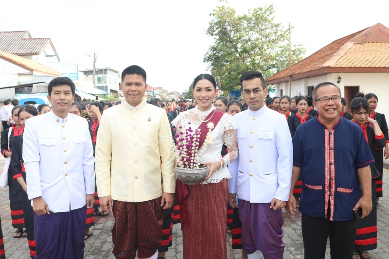 มนพ. ร่วมพิธีสมโภชยกยอดน้ำค้างทองคำ กระดิ่งทองคำชัยมงคล และดอกบัวทองคำ ประดิษฐานบนยอดพระธาตุพนมบรมเจดีย์