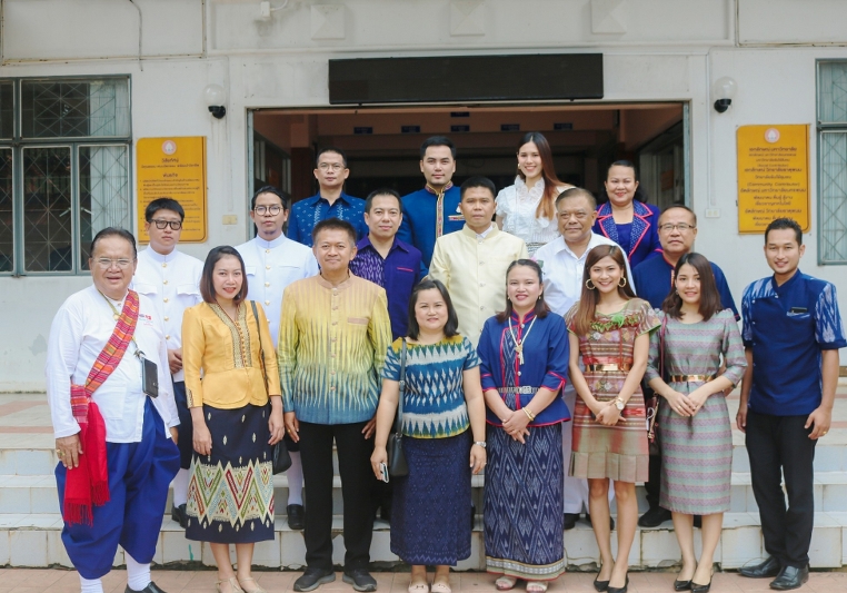 มนพ. ร่วมพิธีสมโภชยกยอดน้ำค้างทองคำ กระดิ่งทองคำชัยมงคล และดอกบัวทองคำ ประดิษฐานบนยอดพระธาตุพนมบรมเจดีย์