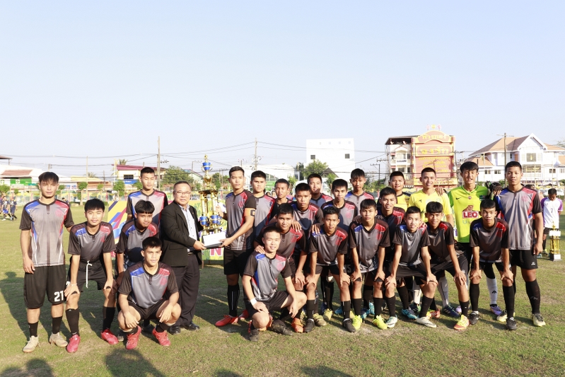 มนพ. มอบโล่พร้อมเงินรางวัล 10,000 บาท ให้กับทีมโรงเรียนนาแกสามัคคีวิทยา ในการแข่งขันฟุตบอลเยาวชนต้านภัยยาเสพติด NPU CUP ครั้งที่ 7