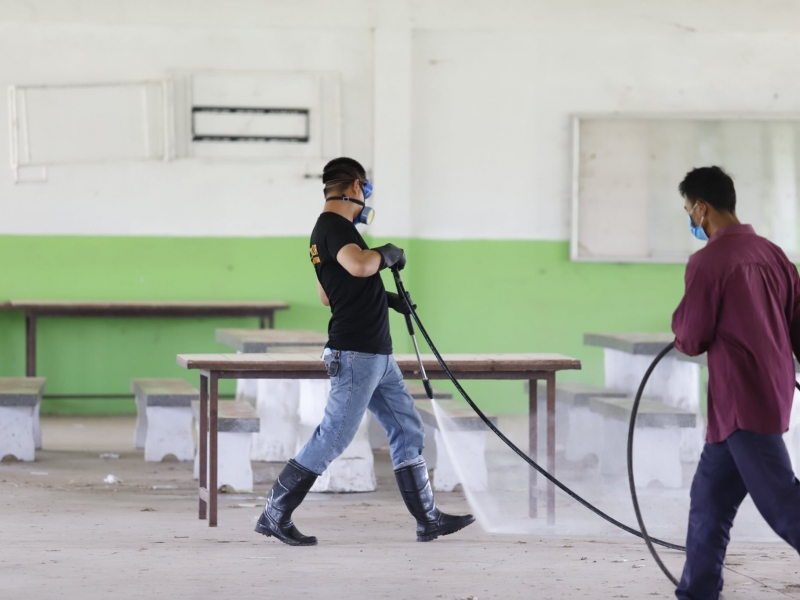 ม.นครพนม ร่วมกับด่านกักกันสัตว์นครพนม ฉีดพ่นน้ำยาฆ่าเชื้อโรคพิฆาตไวรัสCOVID-19