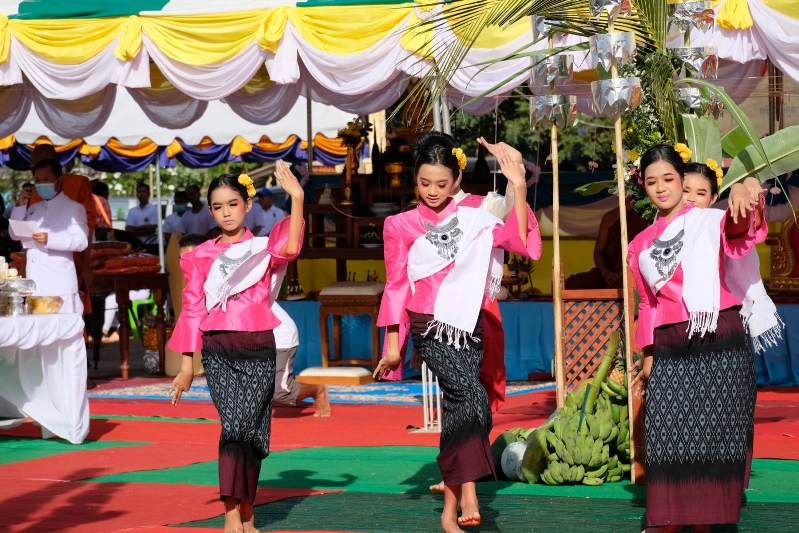ม.นครพนม ร่วมพิธีวางศิลาฤกษ์อุโบสถวัดศรีบุญเรือง บ้านเนินสะอาด ตำบลนาราชควาย อำเภอเมืองนครพนม จังหวัดนครพนม