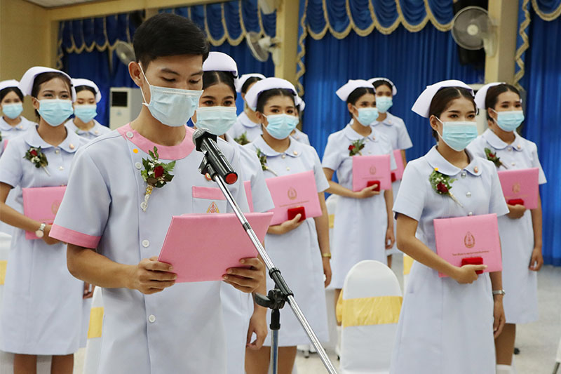 ม.นครพนม มอบใบประกาศนียบัตรหลักสูตรประกาศนียบัตรผู้ช่วยพยาบาล รุ่นที่ 11