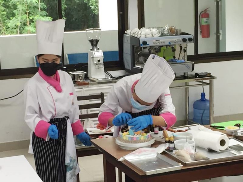 นักศึกษา วิทยาลัยการท่องเที่ยวและอุตสาหกรรมบริการ คว้ารางวัลชนะเลิศ Food and Beverage Stylist : “อยู่ดี กินดี มีสไตล์”ในยุคโควิด-19 จากการแข่งขัน THM Fair 2021
