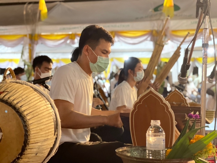 ม.นครพนม นำนักศึกษาวงพิณพาทย์ คณะครุศาสตร์ ร่วมพิธียกปลียอดทองคำและสุวรรณฉัตรทอง 7 ชั้น พระธาตุเชิงชุม จ.สกลนคร