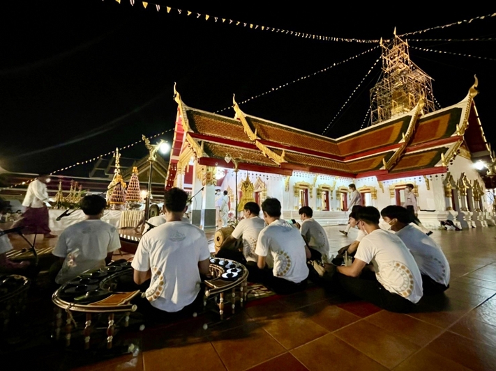 ม.นครพนม นำนักศึกษาวงพิณพาทย์ คณะครุศาสตร์ ร่วมพิธียกปลียอดทองคำและสุวรรณฉัตรทอง 7 ชั้น พระธาตุเชิงชุม จ.สกลนคร