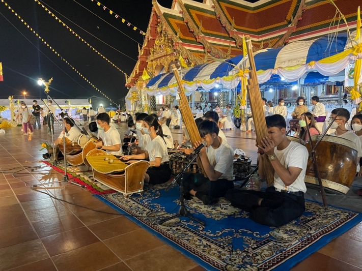 ม.นครพนม นำนักศึกษาวงพิณพาทย์ คณะครุศาสตร์ ร่วมพิธียกปลียอดทองคำและสุวรรณฉัตรทอง 7 ชั้น พระธาตุเชิงชุม จ.สกลนคร