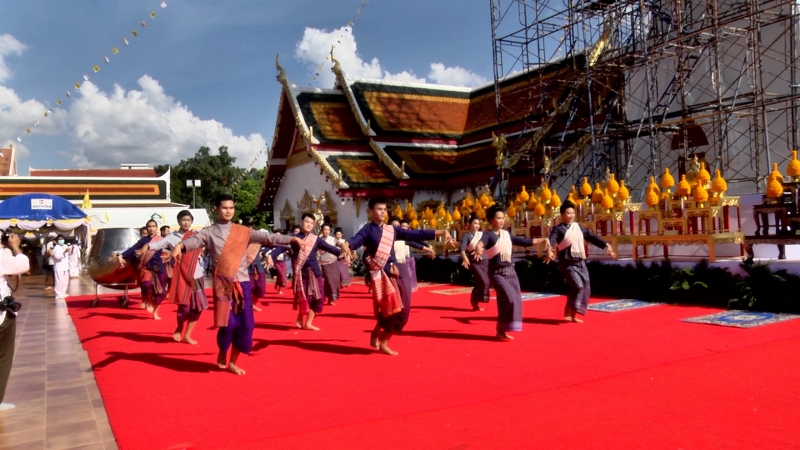 ม.นครพนม นำนักศึกษาวงพิณพาทย์ คณะครุศาสตร์ ร่วมพิธียกปลียอดทองคำและสุวรรณฉัตรทอง 7 ชั้น พระธาตุเชิงชุม จ.สกลนคร