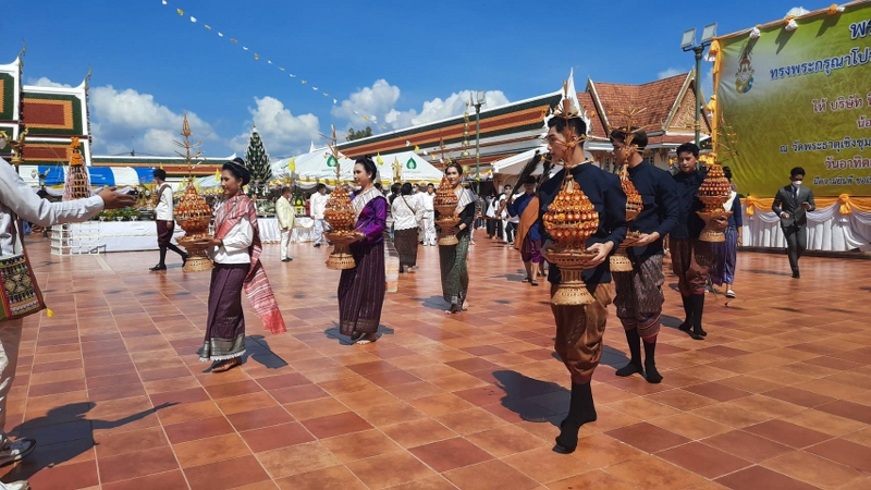 ม.นครพนม นำนักศึกษาวงพิณพาทย์ คณะครุศาสตร์ ร่วมพิธียกปลียอดทองคำและสุวรรณฉัตรทอง 7 ชั้น พระธาตุเชิงชุม จ.สกลนคร