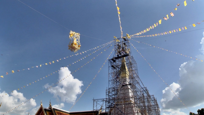 ม.นครพนม นำนักศึกษาวงพิณพาทย์ คณะครุศาสตร์ ร่วมพิธียกปลียอดทองคำและสุวรรณฉัตรทอง 7 ชั้น พระธาตุเชิงชุม จ.สกลนคร