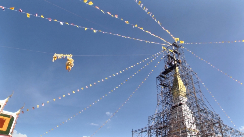 ม.นครพนม นำนักศึกษาวงพิณพาทย์ คณะครุศาสตร์ ร่วมพิธียกปลียอดทองคำและสุวรรณฉัตรทอง 7 ชั้น พระธาตุเชิงชุม จ.สกลนคร