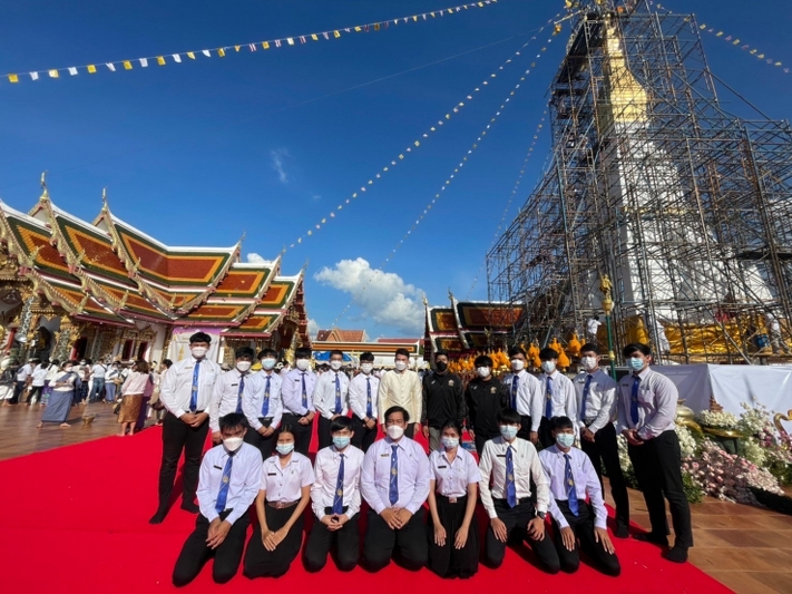 ม.นครพนม นำนักศึกษาวงพิณพาทย์ คณะครุศาสตร์ ร่วมพิธียกปลียอดทองคำและสุวรรณฉัตรทอง 7 ชั้น พระธาตุเชิงชุม จ.สกลนคร