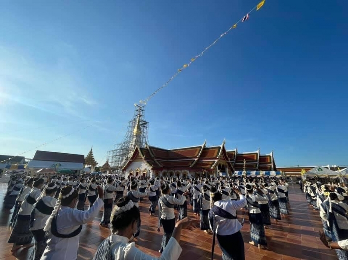 ม.นครพนม นำนักศึกษาวงพิณพาทย์ คณะครุศาสตร์ ร่วมพิธียกปลียอดทองคำและสุวรรณฉัตรทอง 7 ชั้น พระธาตุเชิงชุม จ.สกลนคร