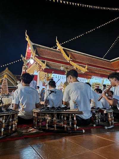 ม.นครพนม นำนักศึกษาวงพิณพาทย์ คณะครุศาสตร์ ร่วมพิธียกปลียอดทองคำและสุวรรณฉัตรทอง 7 ชั้น พระธาตุเชิงชุม จ.สกลนคร