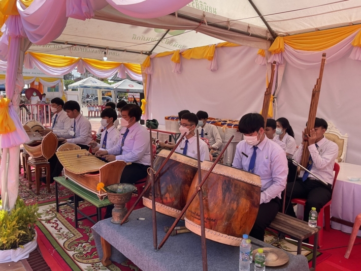 ม.นครพนม นำนักศึกษาวงพิณพาทย์ คณะครุศาสตร์ ร่วมพิธียกปลียอดทองคำและสุวรรณฉัตรทอง 7 ชั้น พระธาตุเชิงชุม จ.สกลนคร