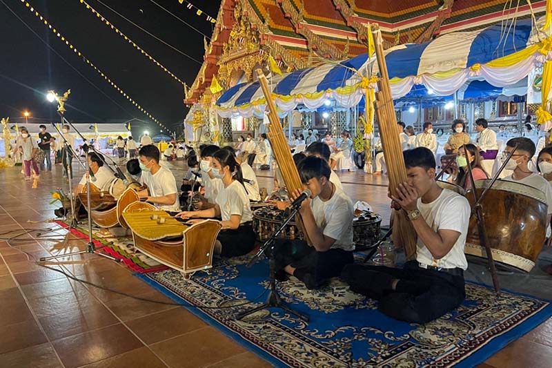 ม.นครพนม นำนักศึกษาวงพิณพาทย์ คณะครุศาสตร์ ร่วมพิธียกปลียอดทองคำและสุวรรณฉัตรทอง 7 ชั้น พระธาตุเชิงชุม จ.สกลนคร