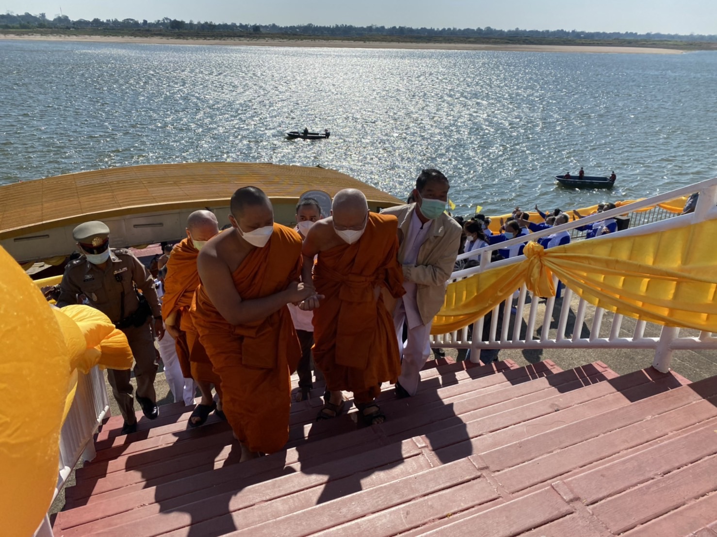 ม.นครพนม ร่วมประกอบพิธีส่งพระอุปคุตกลับสู่สะดือทะเล เนื่องในงานนมัสการองค์พระธาตุพนม ประจำปี 2565
