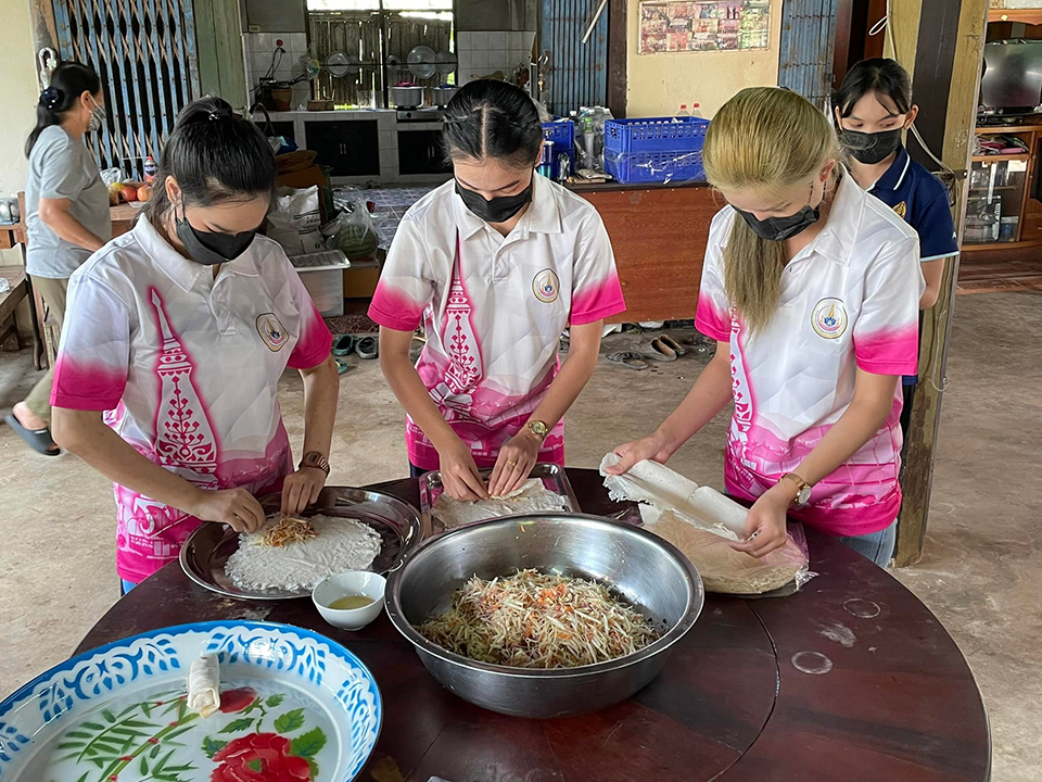 วิทยาลัยการท่องเที่ยวและอุตสาหกรรมบริการ จัดกิจกรรมสืบสานวัฒนธรรมและอาหารท้องถิ่นของชาวไทยเชื้อสายเวียดนามในจังหวัดนครพนม