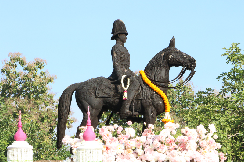 มนพ.ร่วมประกอบพิธีวางพวงมาลาน้อมรำลึกพระมหากรุณาธิคุณ รัชกาลที่ 5 เนื่องในวันคล้ายวันสวรรคต