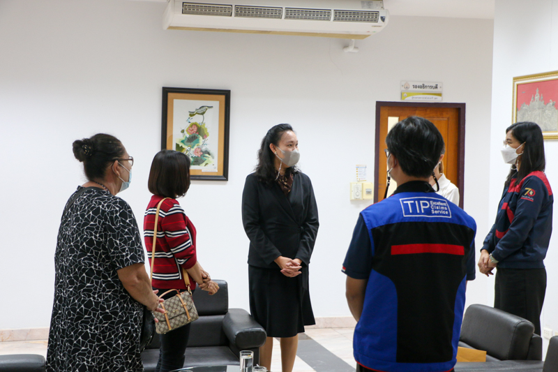 มนพ.มอบเงินมอบสินไหมแก่ครอบครัวนักศึกษาคณะเทคโนโลยีอุตสาหกรรมที่เสียชีวิต