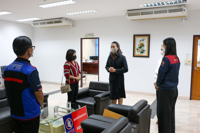 มนพ.มอบเงินมอบสินไหมแก่ครอบครัวนักศึกษาคณะเทคโนโลยีอุตสาหกรรมที่เสียชีวิต